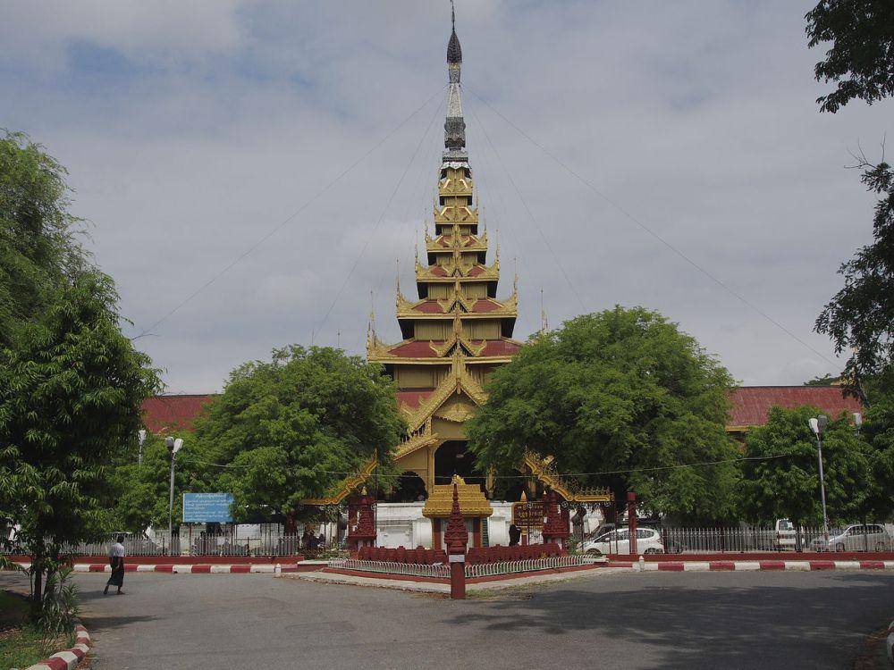 Mandalay Palace (commons.wikimedia.org/Clay Gilliland)