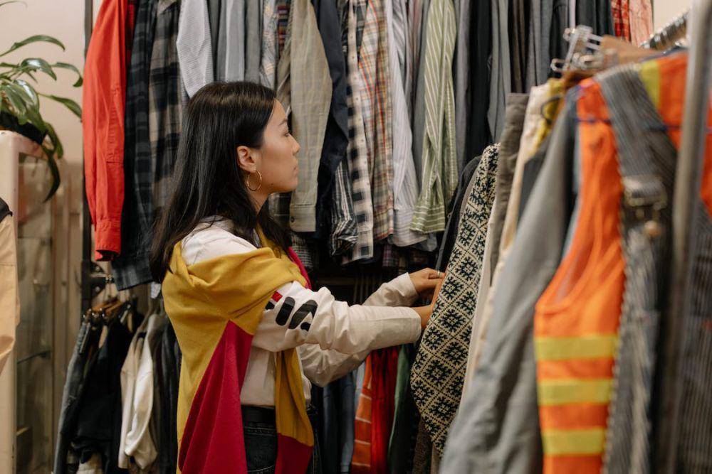 Membeli pakaian secara thrifting (pexels.com/cottonbro studio)
