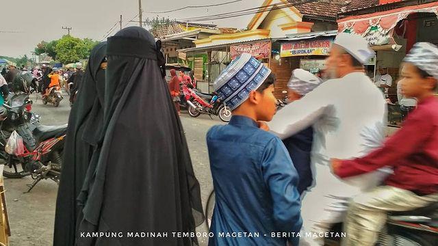 Santri dan warga saat ngabuburit di Kampung Madinah Magetan. Instagram/beritamagetan