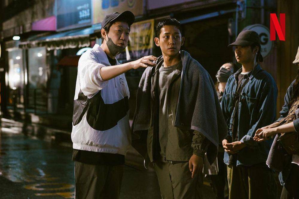 sutradara Han Jun Hee dan Jung Hae In di balik layar drakor D.P. 2 (instagram.com/netflixkr)