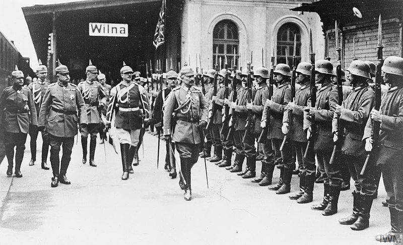 Kaizer Wilhelm II melakukan inspeksi terhadap pasukannya di Stasiun Vilnius pada Agustus 1915. (commons.wikimedia.org/Imperial War Museum London)