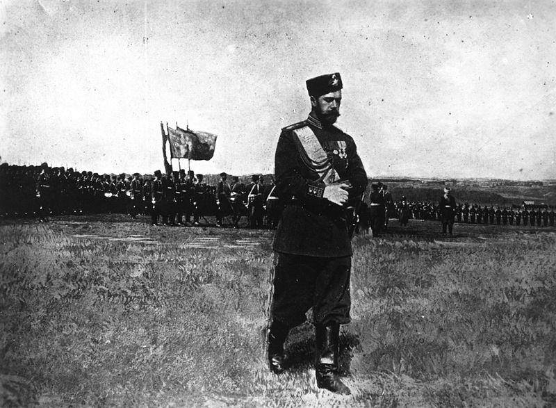 Tsar Nicholas II berada di depan pasukan Kekaisaran Rusia. (commons.wikimedia.org/Ras67)