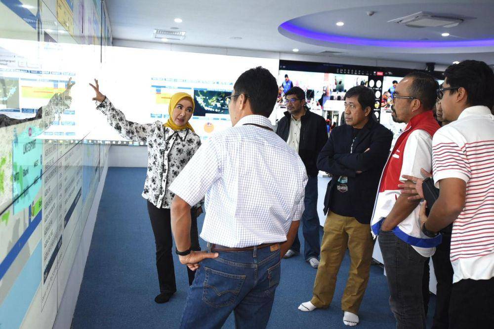 Direktur Utama Pertamina Nicke Widyawati didampingi Direktur Logistik & Infrastruktur Alfian Nasution dan Direktur Utama Pertamina Patra Niaga Riva Siahaan memberikan arahan kepada manajemen Pertamina Patra Niaga yang berada di daerah usai melakukan pemantauan penyaluran LPG 3 Kg di Pertamina Integrated Enterprise Data and Command Center (PIEDCC), Grha Pertamina, Jakarta pada Sabtu (29/7/2023). (Dok. Pertamina)