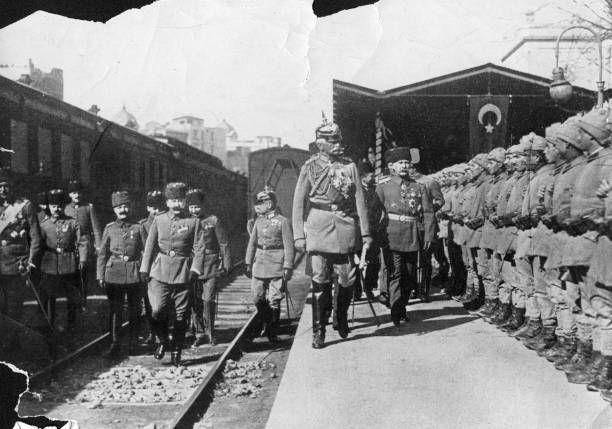 August von Mackensen melakukan inspeksi kepada pasukan Kesultanan Utsmaniyah di sebuah stasiun. (commons.wikimedia.org/The Democratic Banner)