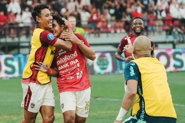 Kadek Agung melakukan selebrasi usai mencetak gol perdananya. (Baliutd.com)