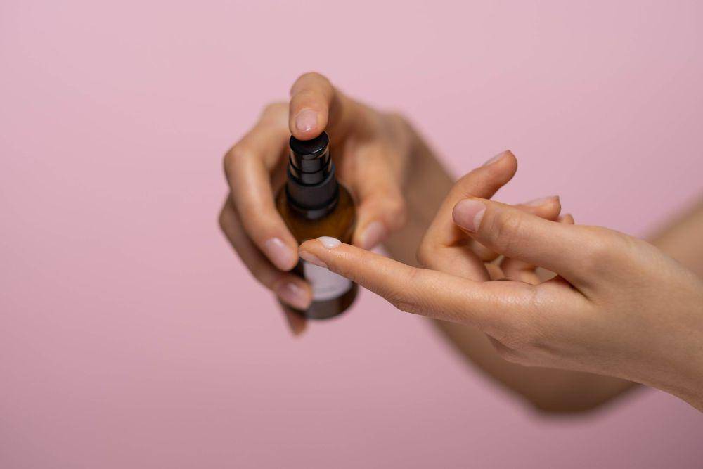 ilustrasi mencoba produk skincare (pexels.com/Ron Lach)