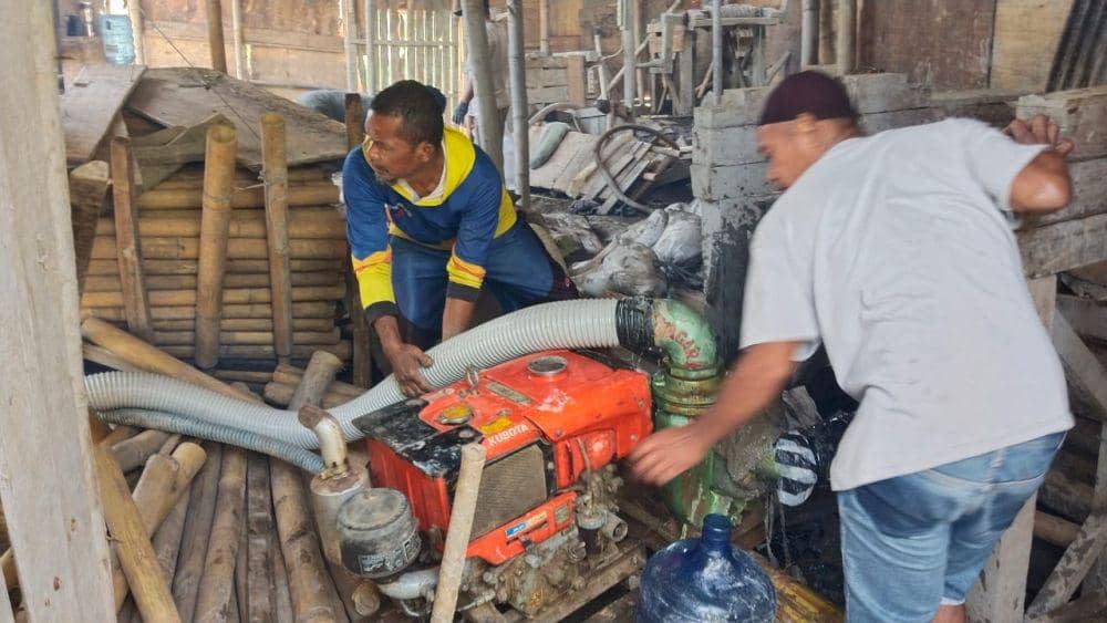 Sebuah mesin digunakan oleh personel SAR gabungan untuk menyedot air yang memenuhi lubang galian tambang emas yang runtuh di Desa Pancurendang Ajibarang Banyumas. (IDN Times/Dok Humas Basarnas Cilacap)