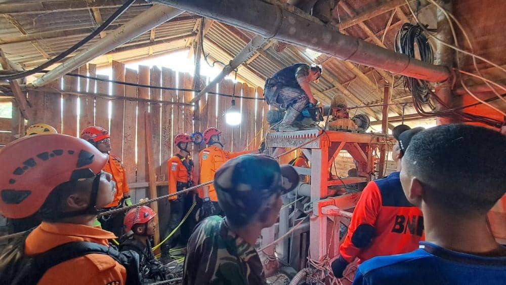 Suasana proses pencarian yang dilakukan di mulut lubang galian tambang emas di Desa Pancurendang Kecamatan Ajibarang Kabupaten Banyumas. (IDN Times/Dok Humas Basarnas Cilacap)