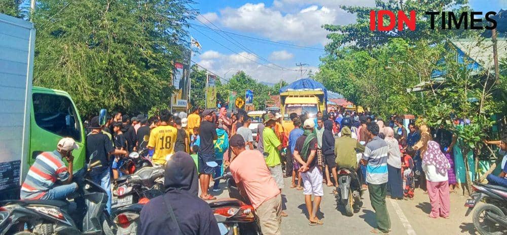 Suporter Sepakbola di Bima Blokade Pengguna Arus Kendaraan