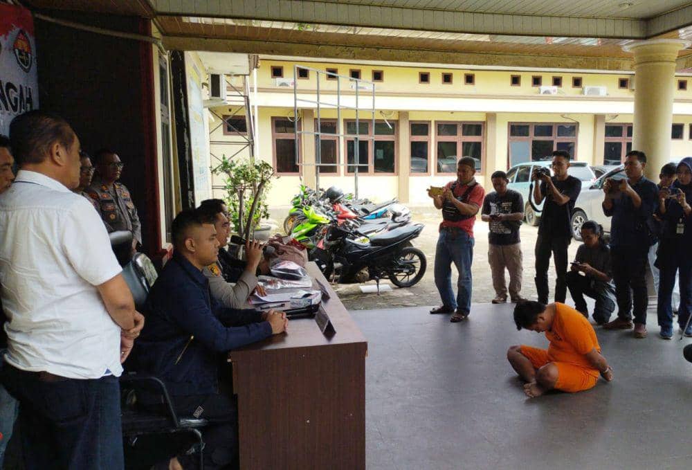 Penampakan pelaku Rangga Prayoga saat konferensi pers di Mapolres Lampung Tengah. (Dok. Polres Lampung Tengah).
