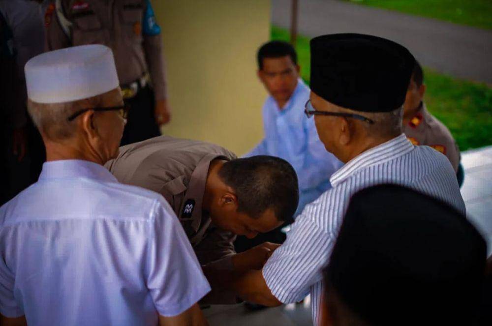 (Oknum polisi yang sebut kalimat tak pantas terhadap warga Pedamaran saat meminta maaf) IDN Times/istimewa