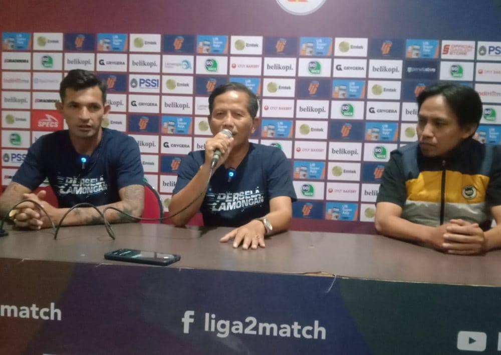 Pelatih Persela Lamongan Djajang Nurjaman saat memberikan keterangan. IDN Times/Imron