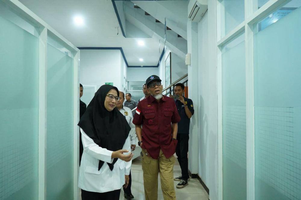 Inspektur Jenderal Kemenkumham RI, Razilu yang didampingi Kepala Rudenim Semarang Retno Mumpuni saat berkeliling melihat kondisi ruangan kantor Rumah Detensi Imigrasi Semarang yang letaknya di Jalan Hanoman, Semarang. "IDN Times/Dok Humas Rudenim Semarang)