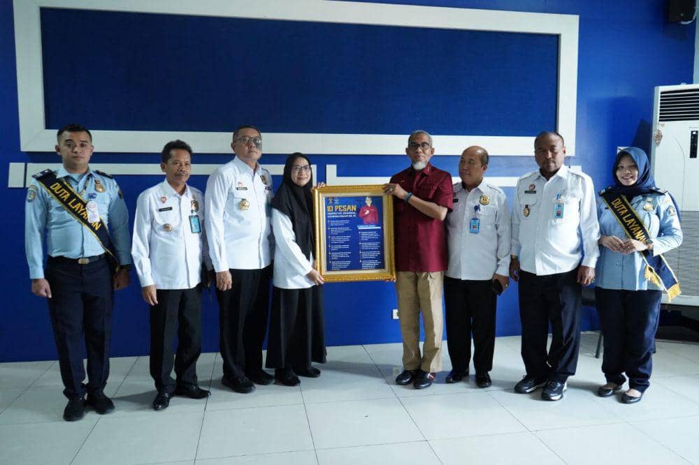 Inspektur Jenderal Kemenkumham RI, Razilu menunjukkan plakat bersama Kepala Rudenim Semarang Retno Mumpuni. (IDN Times/Dok Humas Rudenim Semarang)