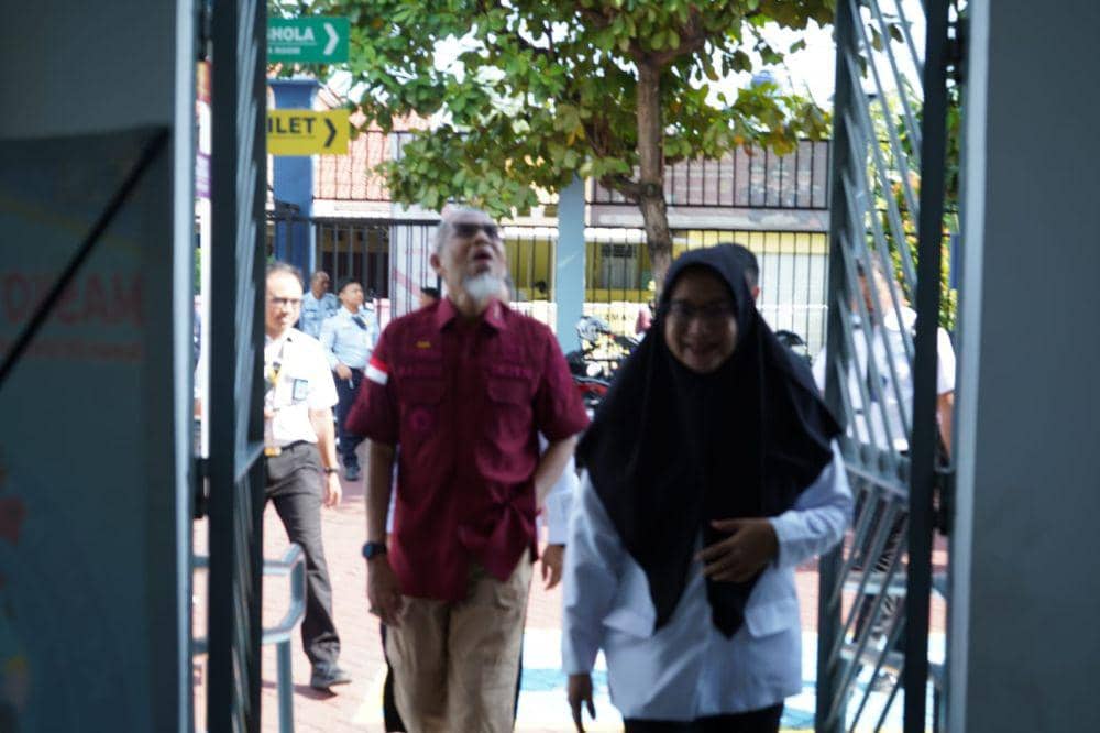Kepala Rudenim Semarang Retno Mumpuni mengajak Inspektur Jenderal Kemenkumham RI, Razilu melihat kondisi tempat penampungan para WNA ilegal di kantor Rudenim Jalan Hanoman Krapyak. (IDN Times/Dok Humas Rudenim Semarang)