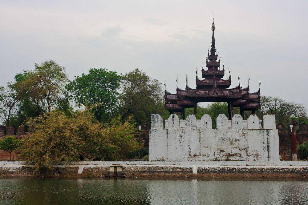 Mandalay Palace (commons.wikimedia.org/Chris H Munro)