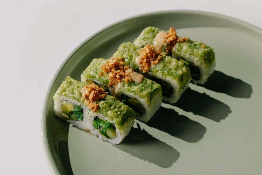 ilustrasi sushi roll bayam (pexels.com/cottonbro studio)