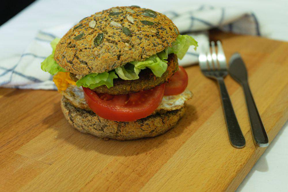 ilustrasi burger patty bayam (pexels.com/Denis Liendo)