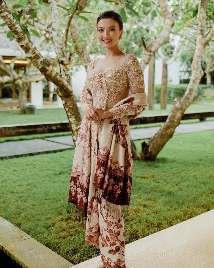 Kebaya Raline Shah. (instagram.com/ralineshah)