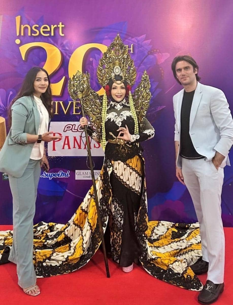 Roro Fitria (instagram.com/farahcarpetsofficial)