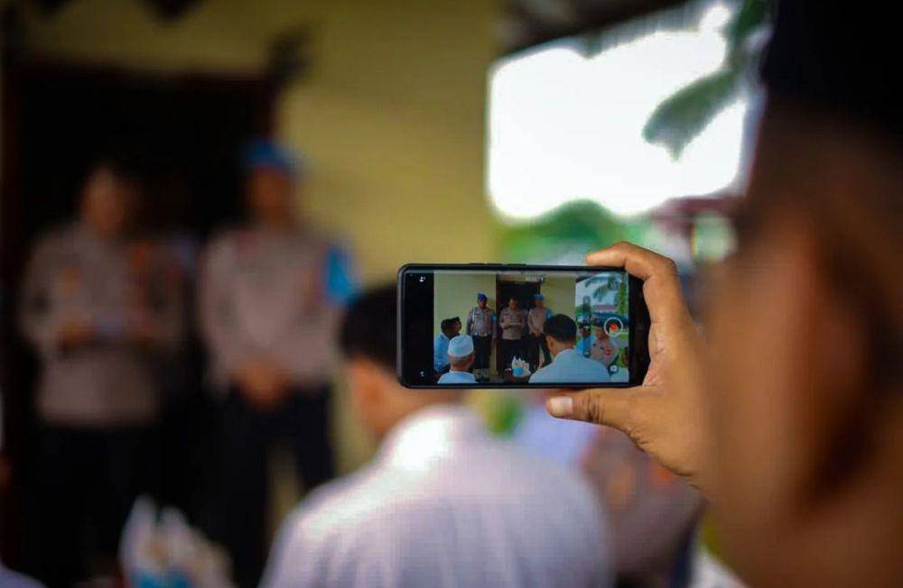 (Oknum polisi yang sebut kalimat tak pantas terhadap warga Pedamaran saat meminta maaf) IDN Times/istimewa