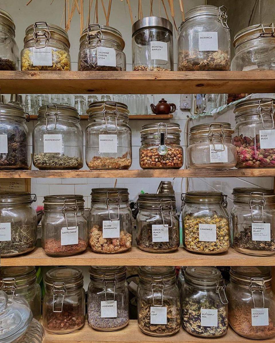 Aneka daun teh yang tersedia di Rahasia Art Space and Eatery Surabaya. Instagram/budalrek