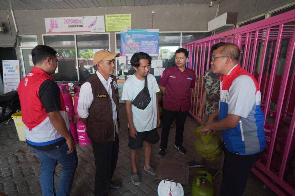 Peninjauan pangkalan LPG 3 kg oleh Pertamina di wilayah Makassar, Jumat (28/7/2023). (Dok. Pertamina Patra Niaga Regional Sulawesi)