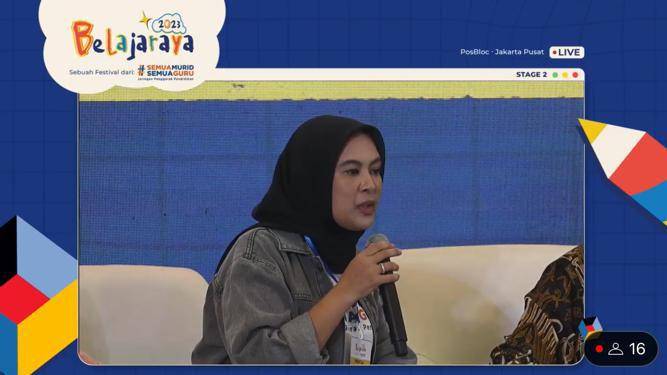 Potret Najeela Shihab menjadi narasumber dalam ngobrol publik Belajaraya. 29 Juli 2023. (IDN Times/Shasya Khairana)