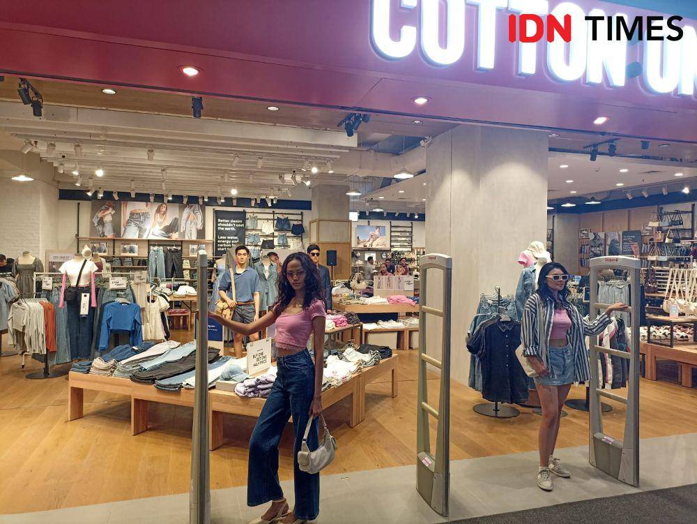 Cotton On Mal Kota Kasablanka re-opening dengan konsep dan desain baru. 29 Juli 2023. (IDN Times/M. Tarmizi Murdianto)