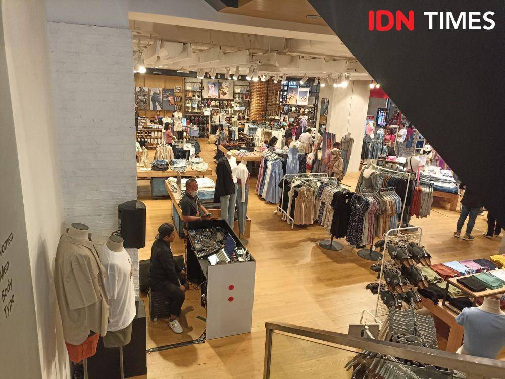Cotton On Mal Kota Kasablanka re-opening dengan konsep dan desain baru. 29 Juli 2023. (IDN Times/M. Tarmizi Murdianto)