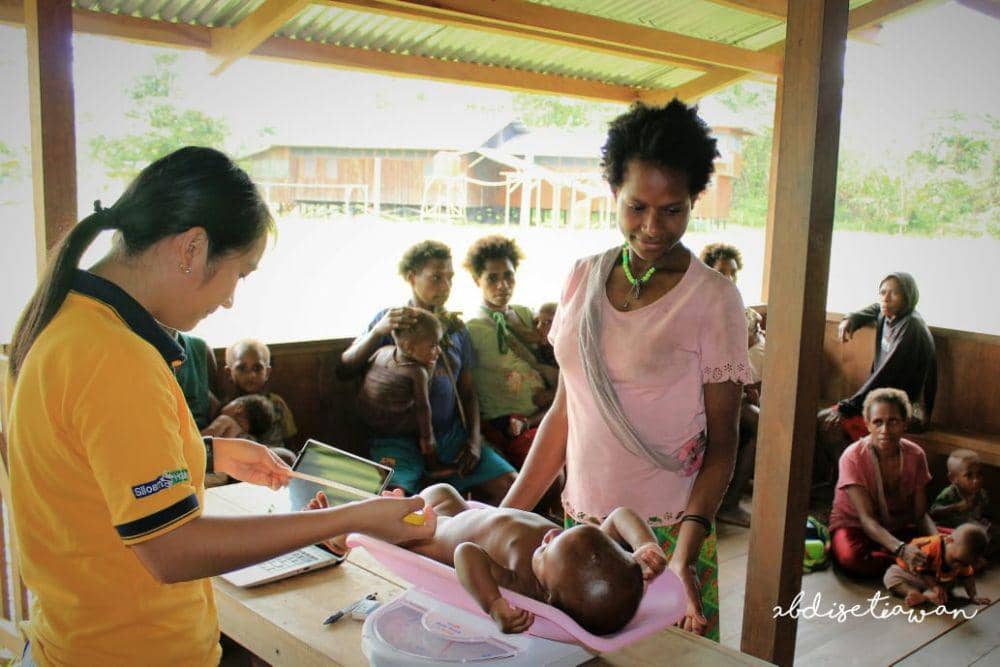 Penimbangan salah satu peserta pencegahan stunting di Danowage oleh suster Denti. (Dok pribadi Abdi Setiawan).
