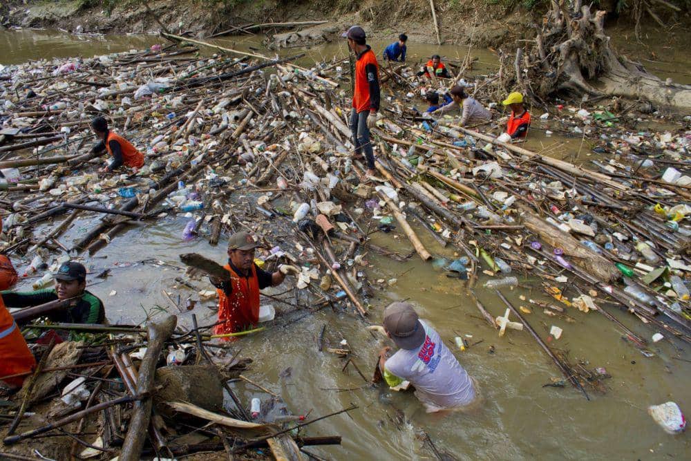 Ratusan Relawan Peduli Lingkungan Membersihkan Sungai Barabai