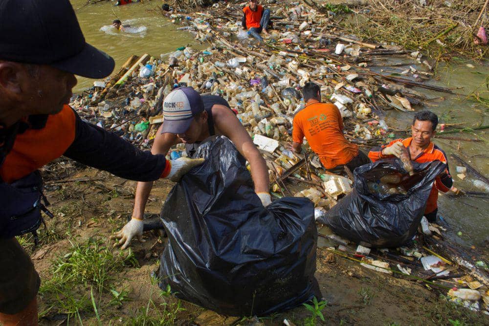 Sejumlah petugas Dinas Lingkungan Hidup bersama masyarakat membersihkan sampah yang menumpuk di Sungai Barabai, Desa Masiraan, Kabupaten Hulu Sungai Tengah, Kalimantan Selatan, Jumat (9/6/2023).  ANTARA FOTO/Bayu Pratama S/YU