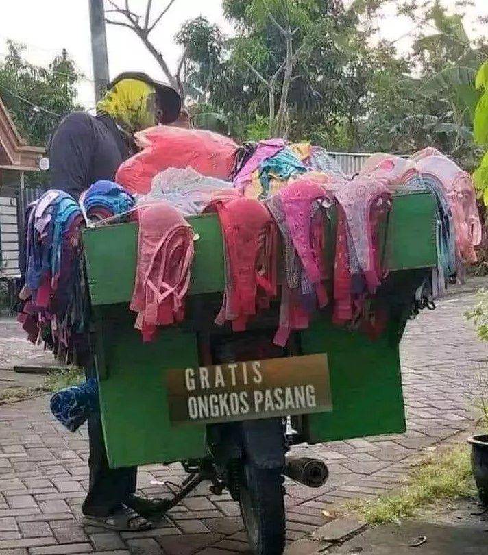 potret gimik penjual keliling (twitter.com/nocontextwarung)