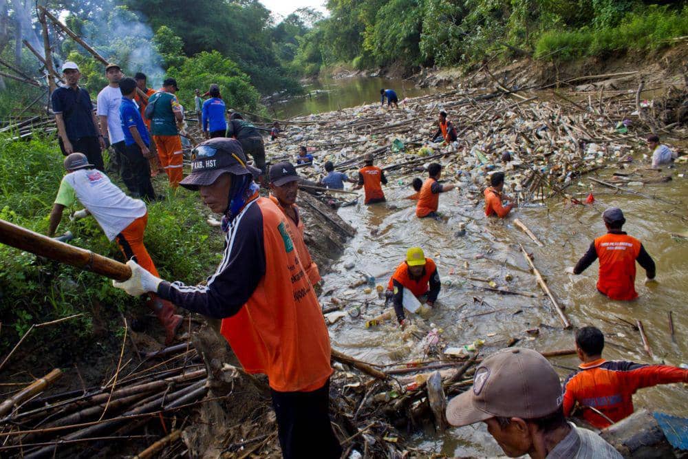 Sejumlah petugas Dinas Lingkungan Hidup bersama masyarakat membersihkan sampah yang menumpuk di Sungai Barabai, Desa Masiraan, Kabupaten Hulu Sungai Tengah, Kalimantan Selatan, Jumat (9/6/2023).  ANTARA FOTO/Bayu Pratama S/YU