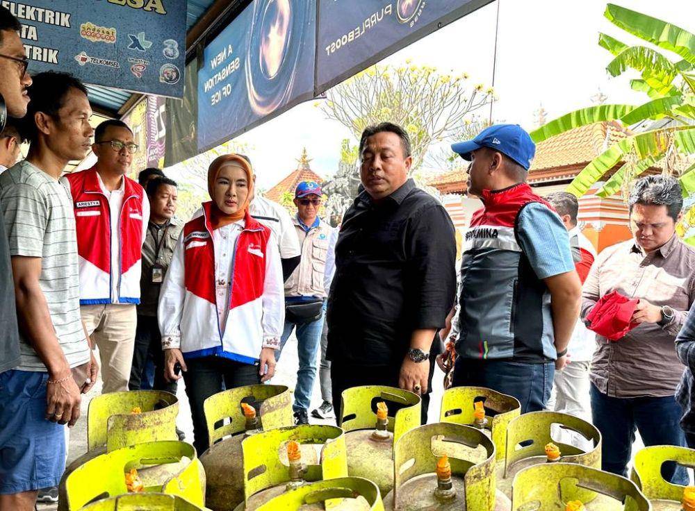 Direktur Utama Pertamina Nicke Widyawati bersama dengan Anggota Komisi VI DPR RI I Nyoman Parta turun langsung meninjau sejumlah pangkalan dan agen LPG 3 Kg di Bali. (Dok. Pertamina)