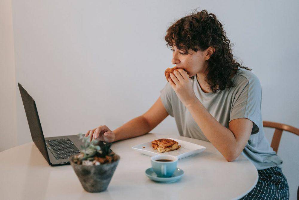 ilustrasi makan sambil nonton video (pexels.com/Sam Lion)