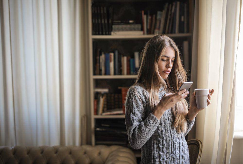 ilustrasi menggunakan smartphone (pexels.com/Andrea Piacquadio)