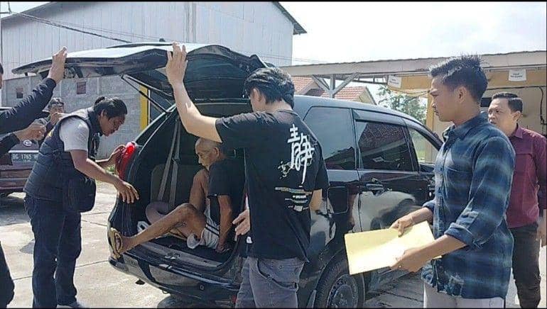 (Pelaku pemerkosaan terhadap anak kandung sendiri saat diamankan Polres OKU Selatan) IDN Times/istimewa
