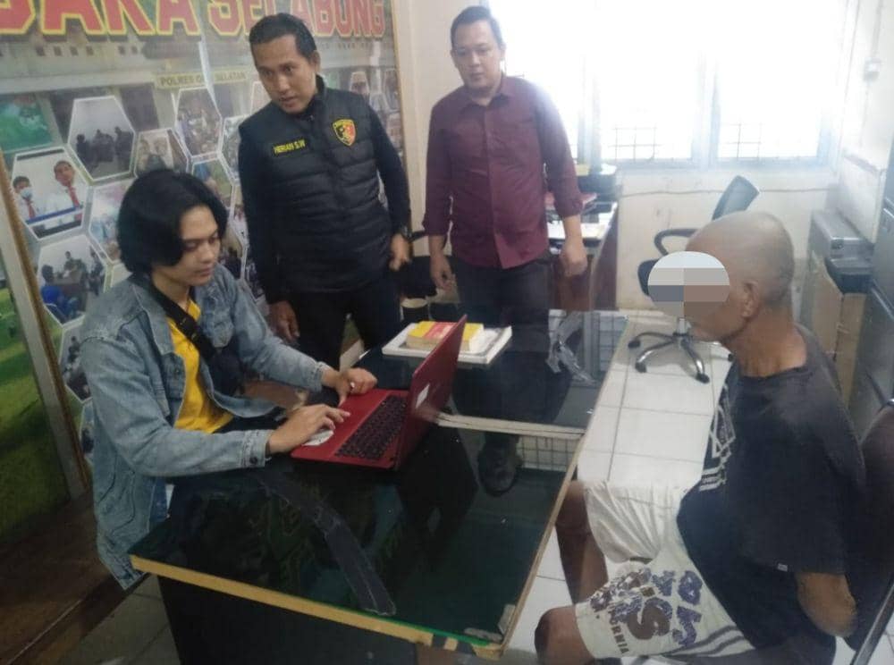 (Pelaku pemerkosaan terhadap anak kandung sendiri saat diamankan Polres OKU Selatan) IDN Times/istimewa