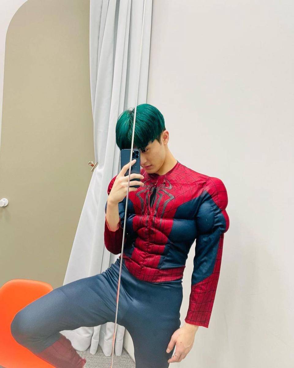 warna rambut ala Mark NCT (instagram.com/onyourm__ark)
