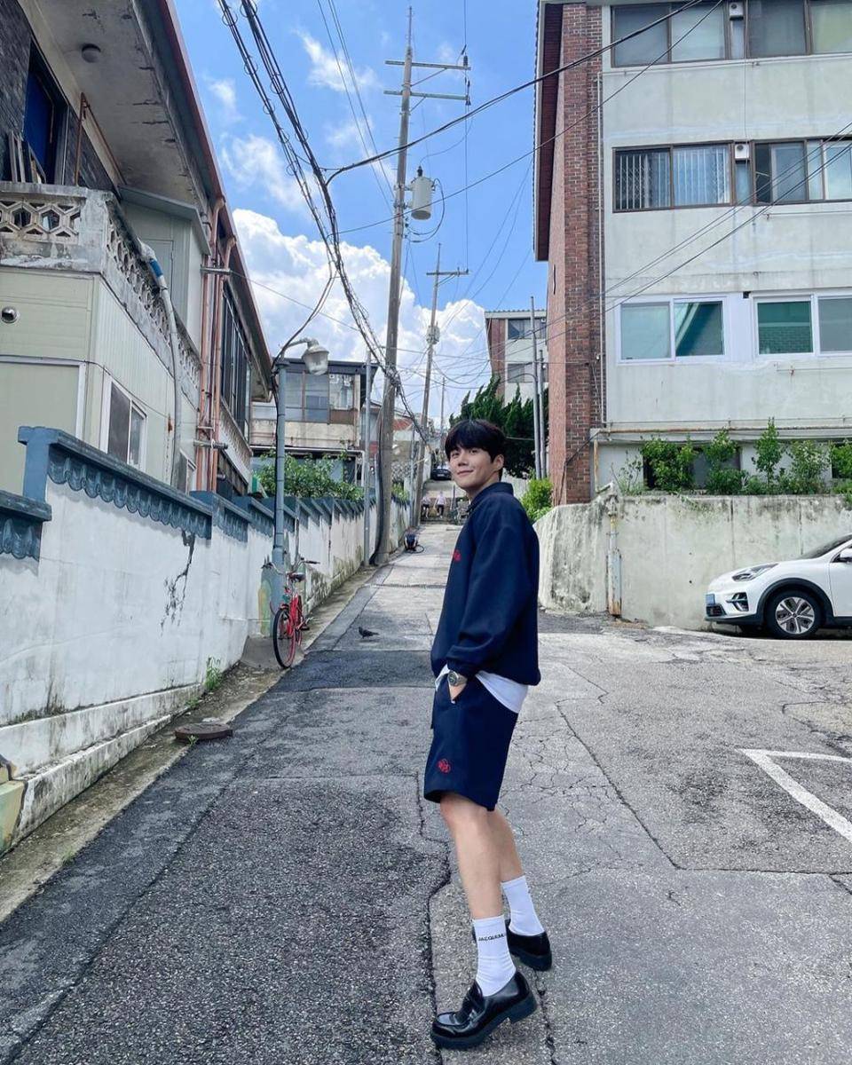 short pants ala Kim Seon Ho (instagram.com/kimseonho_staff.diary)