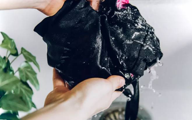 cara mencuci baju renang agar awet dan tak mudah melar (thespruce.com)