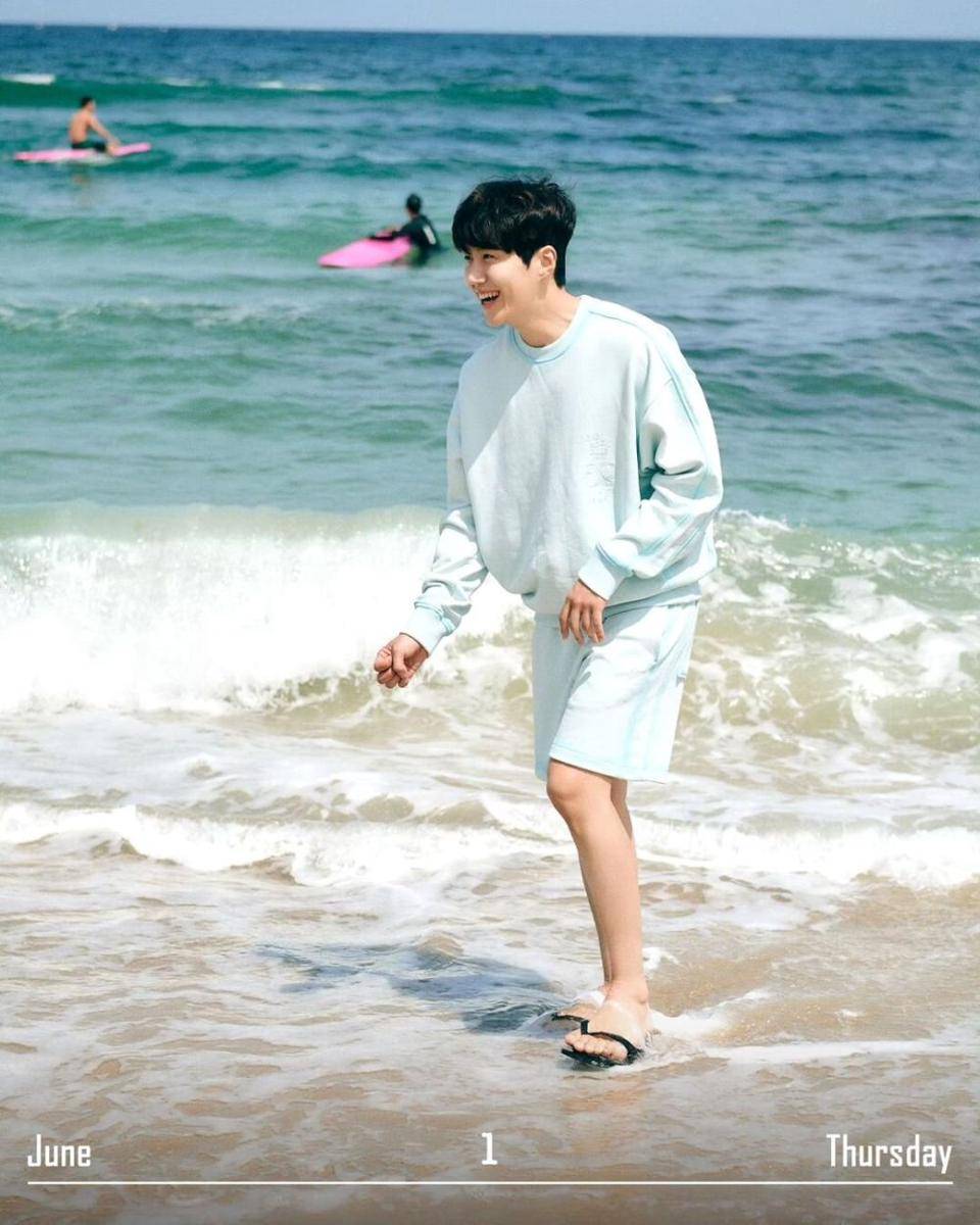 short pants ala Kim Seon Ho (instagram.com/kimseonho_staff.diary)