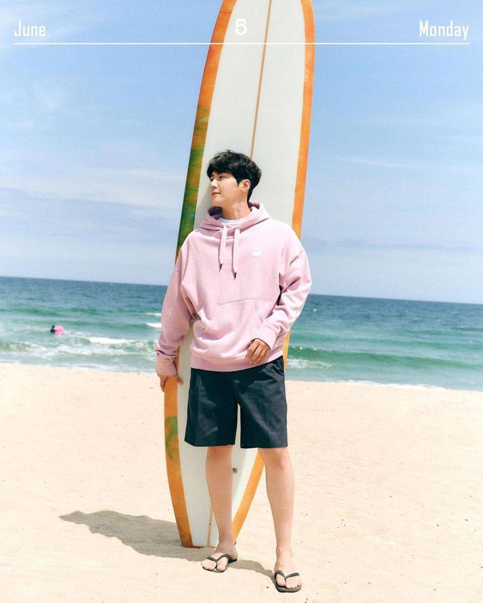short pants ala Kim Seon Ho (instagram.com/kimseonho_staff.diary)