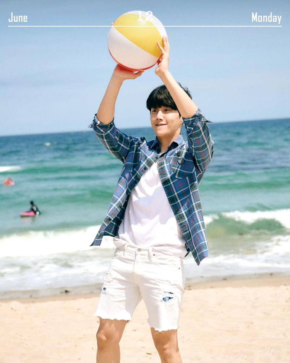 short pants ala Kim Seon Ho (instagram.com/kimseonho_staff.diary)