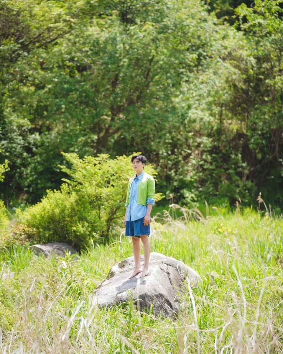 short pants ala Kim Seon Ho (instagram.com/kimseonho_staff.diary)