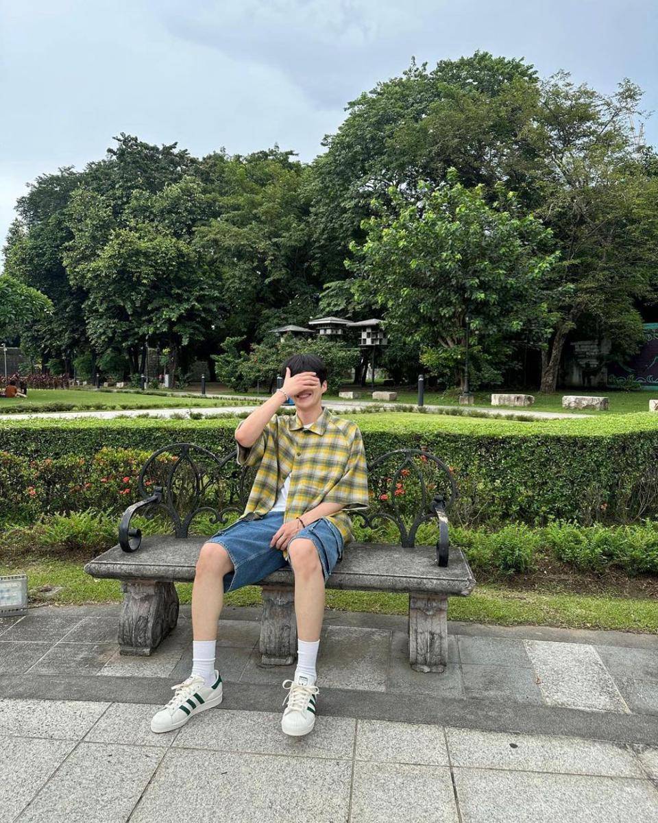 short pants ala Kim Seon Ho (instagram.com/kimseonho_staff.diary)