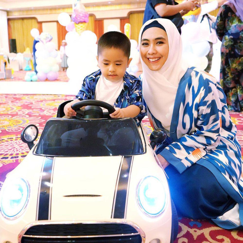 momen Oki Setiana Dewi dan keluarga di ulang tahun Moana (instagram.com/okisetianadewi)