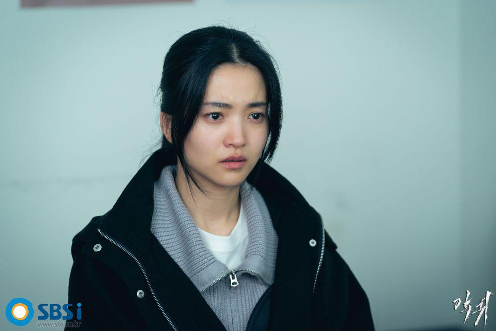 9 Harga Fashion Item Kim Tae Ri di Revenant, Capai Puluhan Juta Lho!